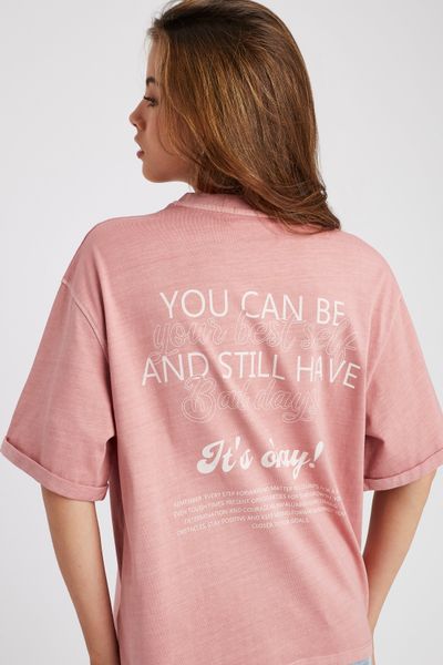 T-shirt d&eacute;lav&eacute; imprim&eacute;