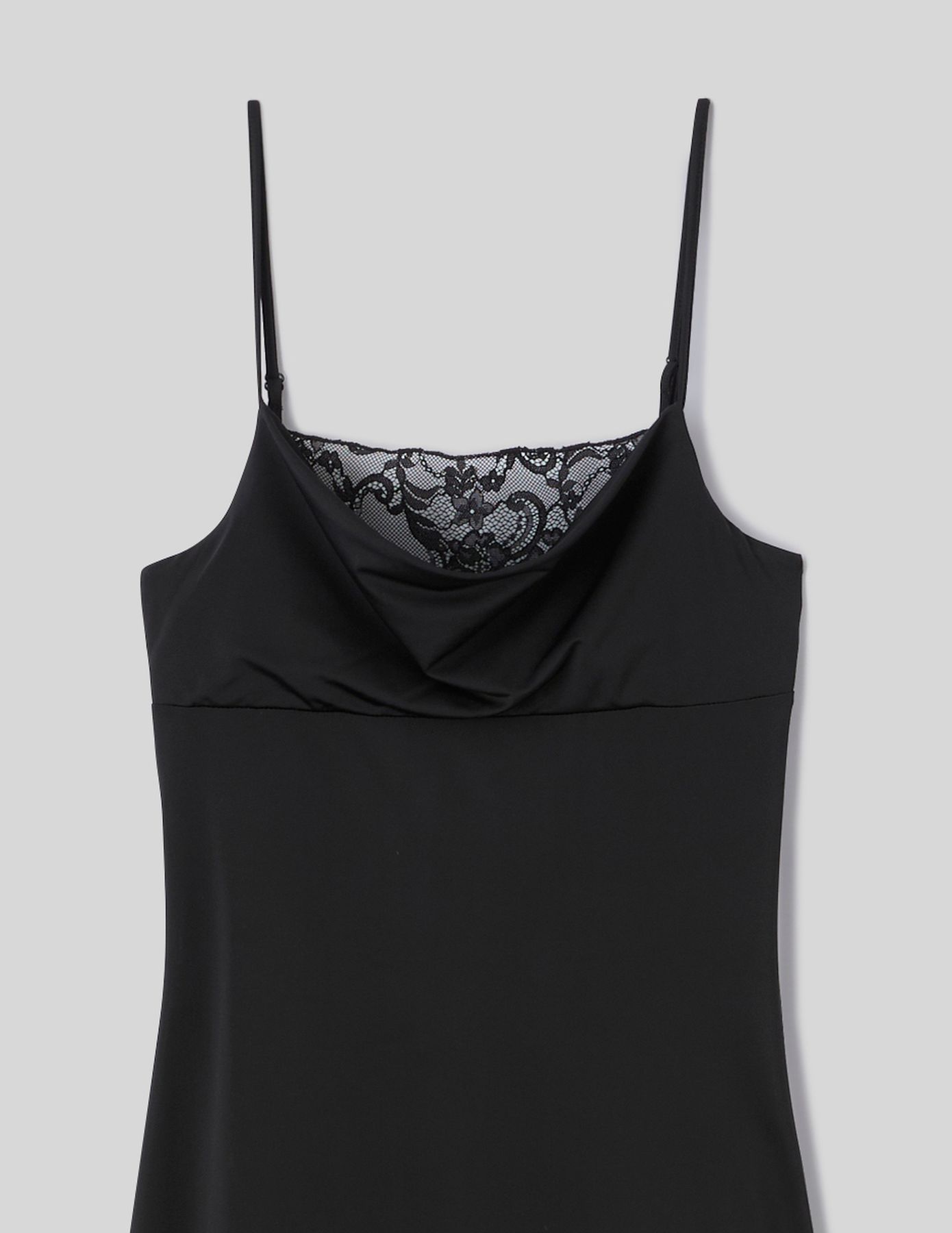 Robe longue avec empi&egrave;cements en dentelle
