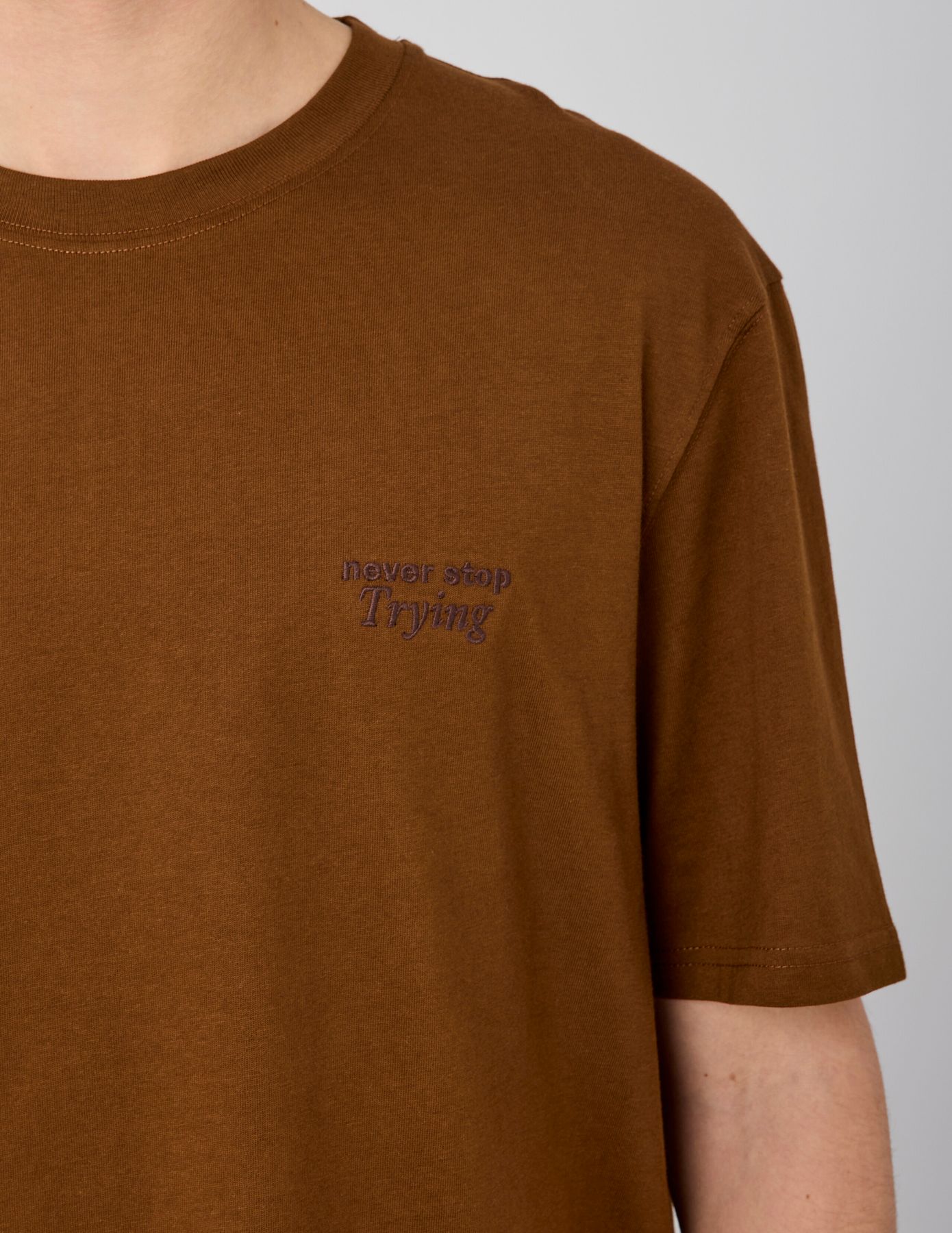 T-shirt broderie poitrine