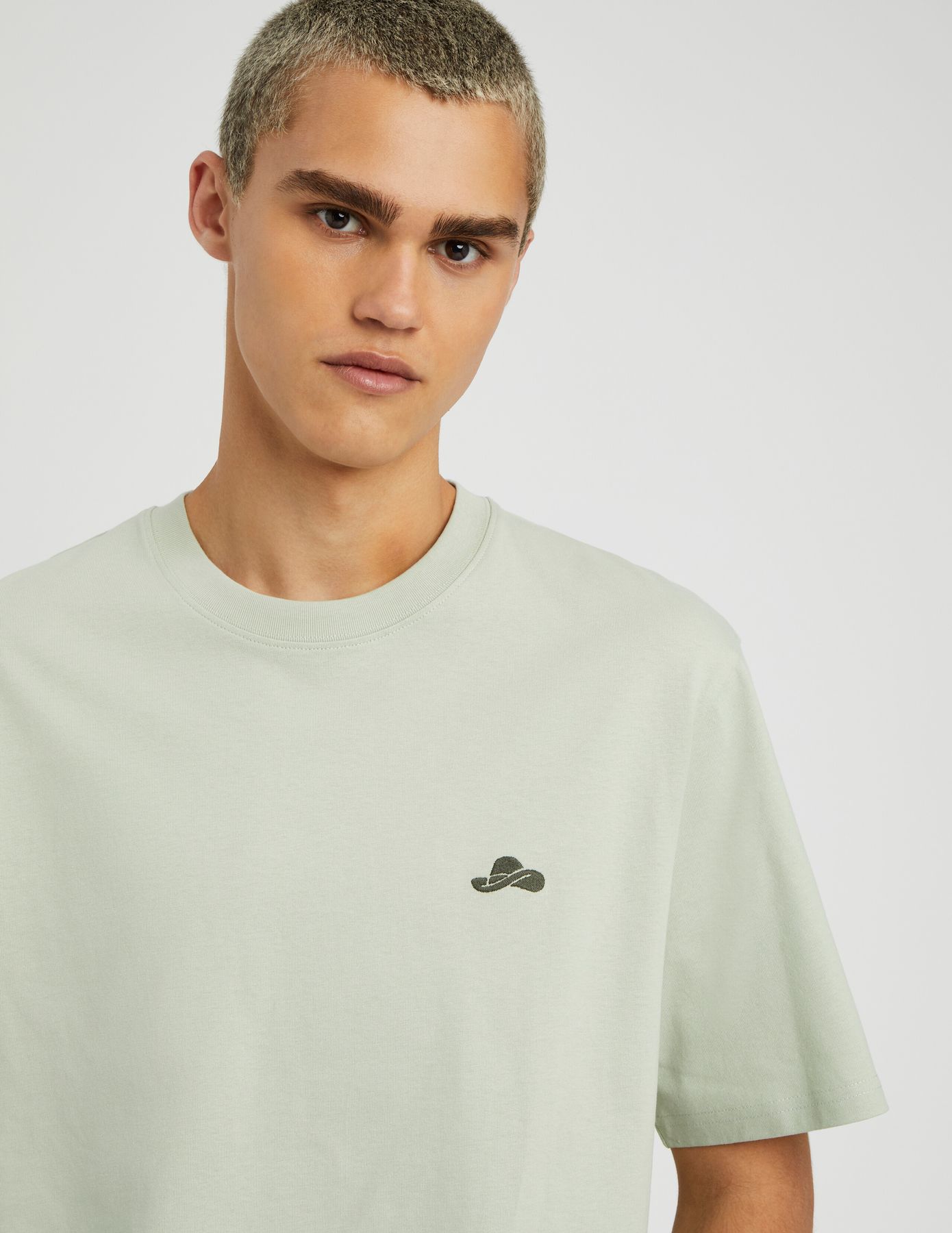 T-shirt broderie poitrine