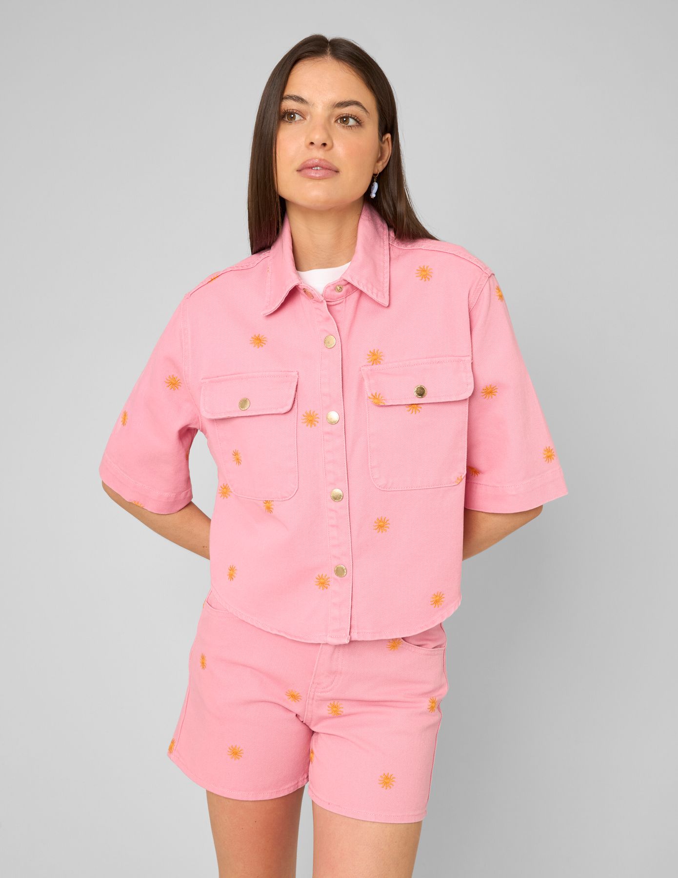 Veste en twill brod&eacute;e
