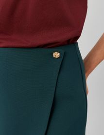 Jupe short portefeuille avec bouton doré