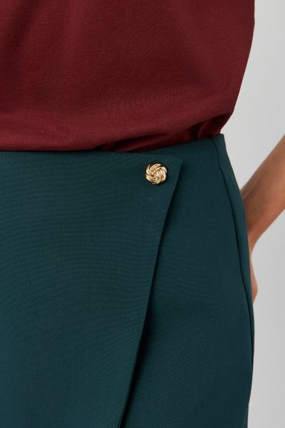 Jupe short portefeuille avec bouton doré