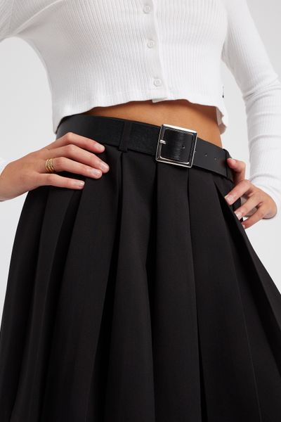 Jupe courte pliss&eacute;e ceintur&eacute;e