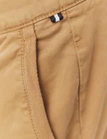Pantalon chino ajusté