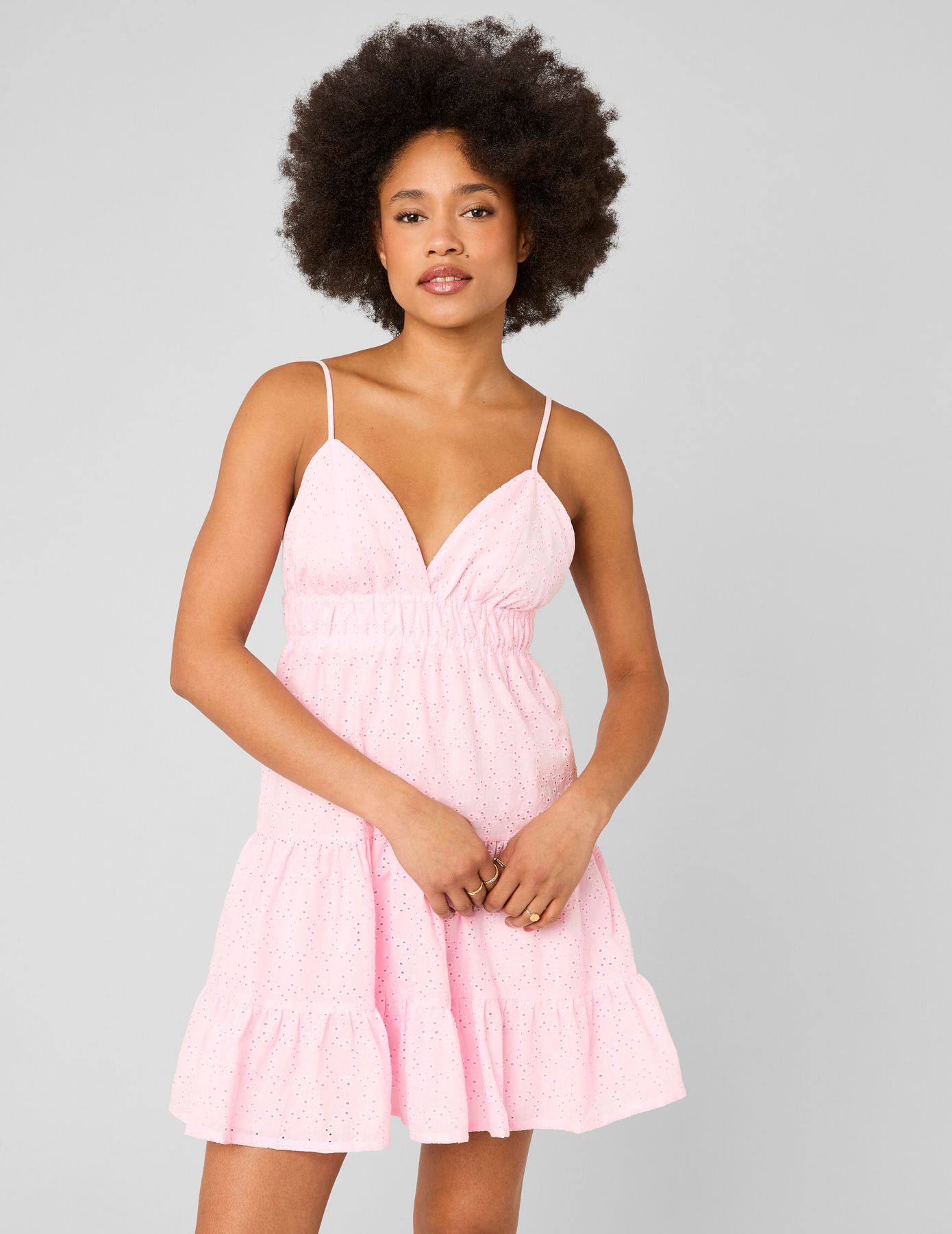 Robe courte en broderie anglaise