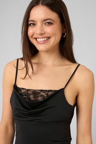 Robe longue avec empi&egrave;cements en dentelle