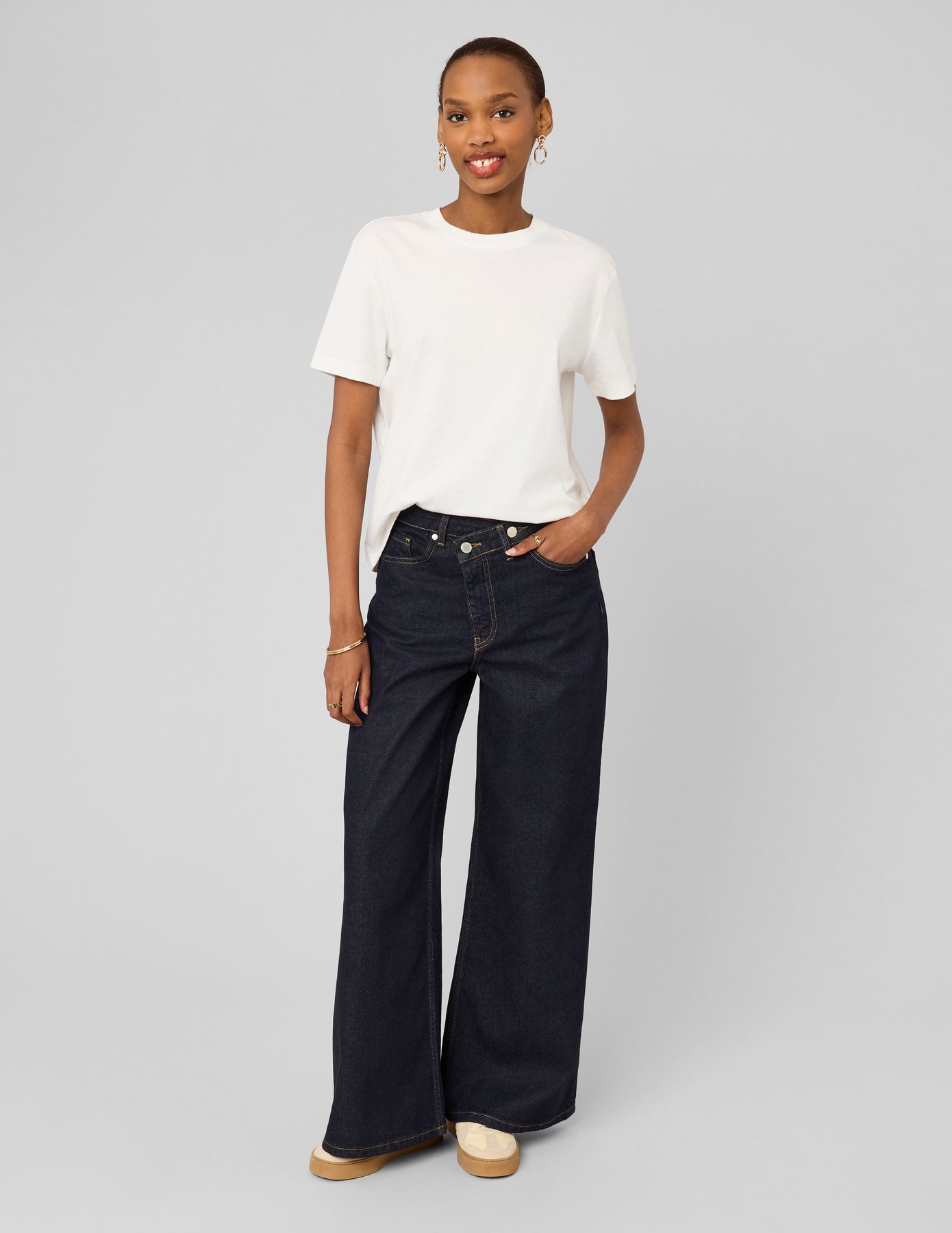 Jean wide leg ceinture asym&eacute;trique