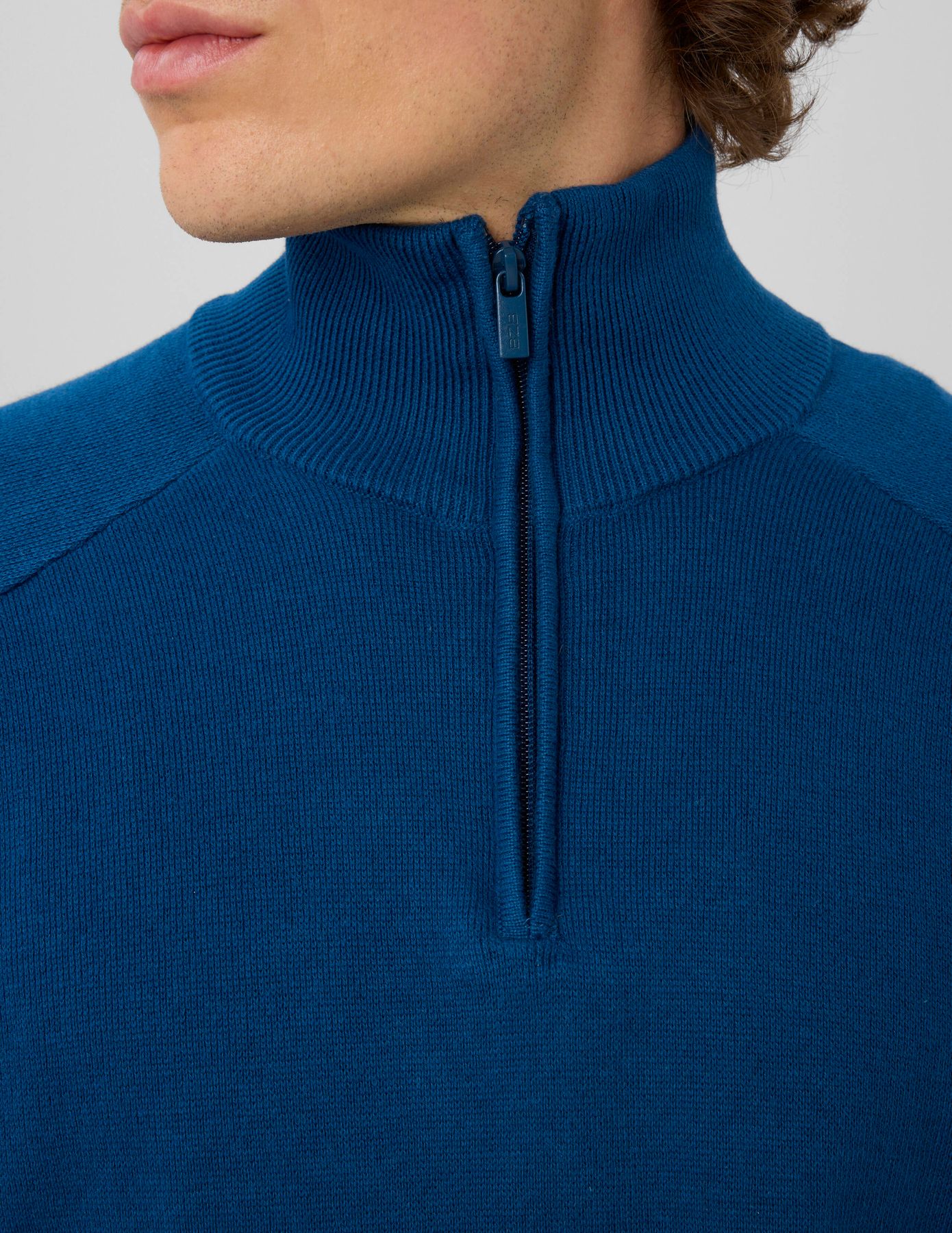 Pull col montant zipp&eacute;