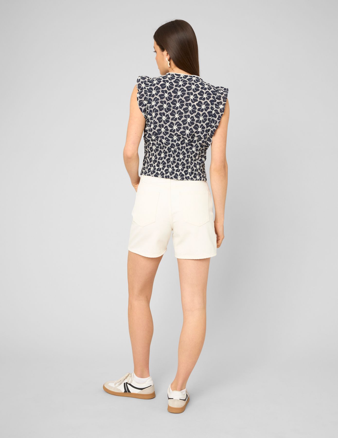 Top &agrave; volants en broderie anglaise