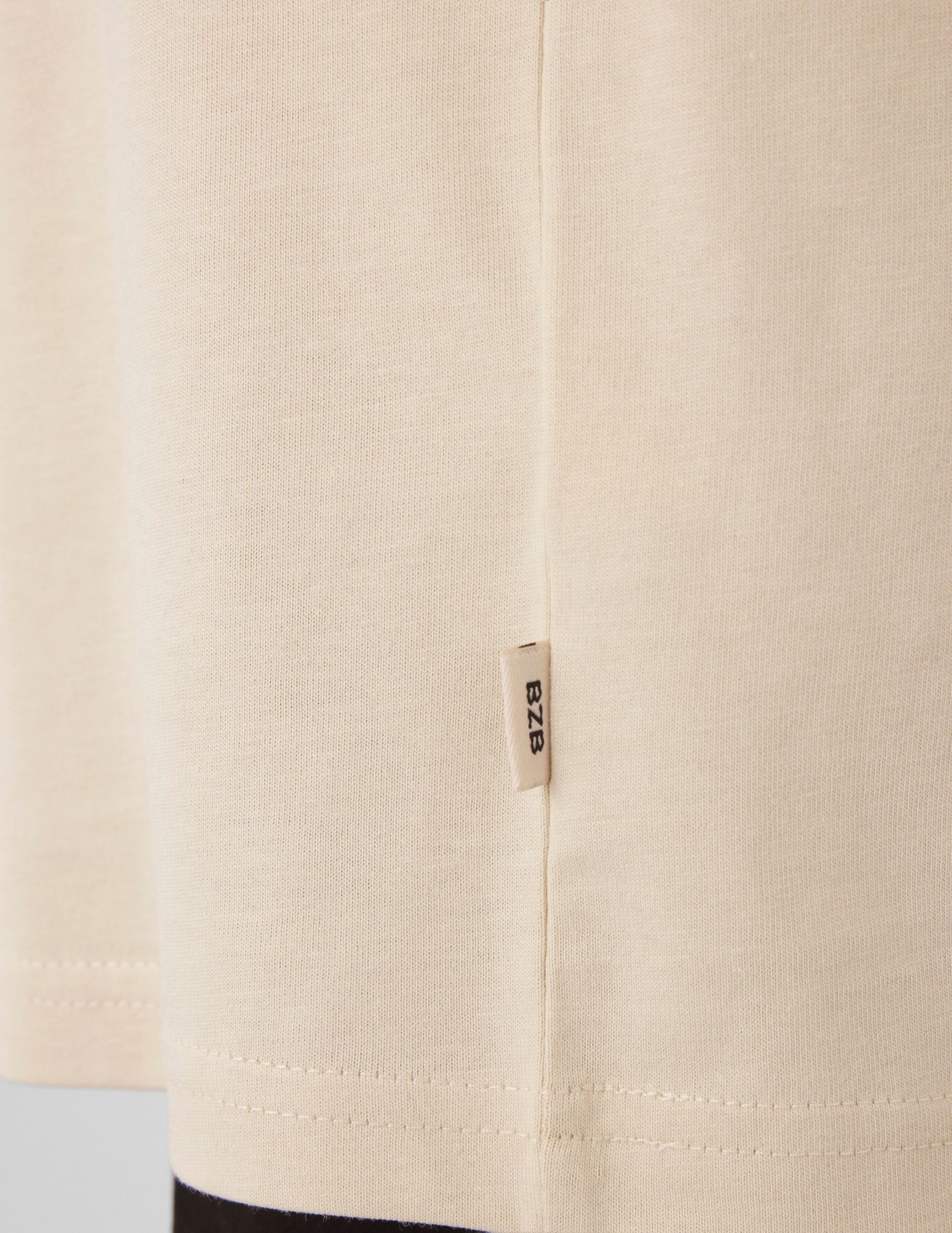 T-shirt broderie poitrine