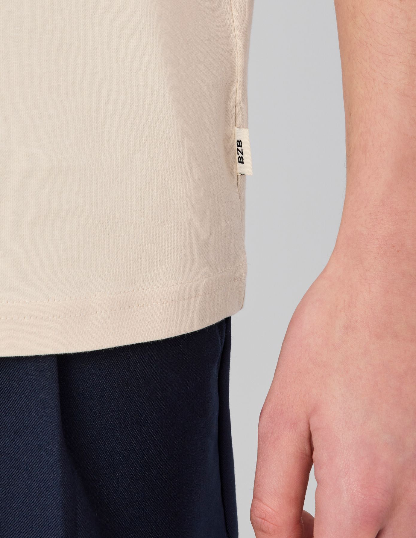 T-shirt broderie poitrine