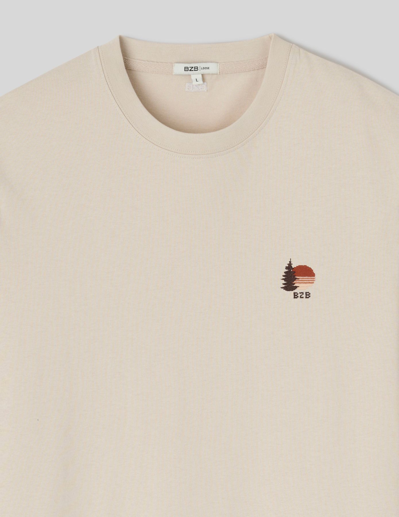 T-shirt broderie poitrine