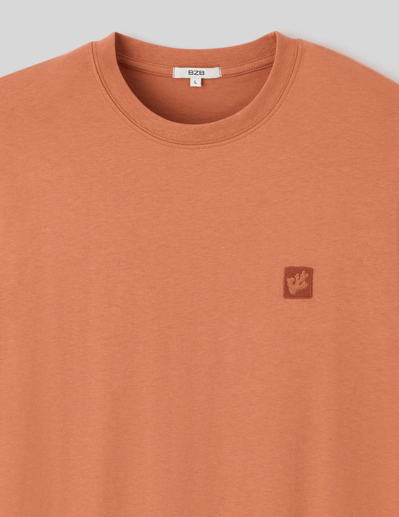 T-shirt broderie poitrine