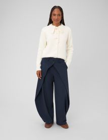 Pantalon large &agrave; plis et double bouton