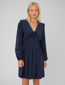 Robe &agrave; col volant&eacute;