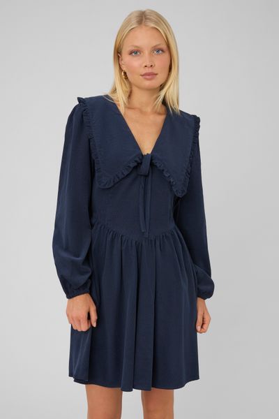 Robe &agrave; col volant&eacute;
