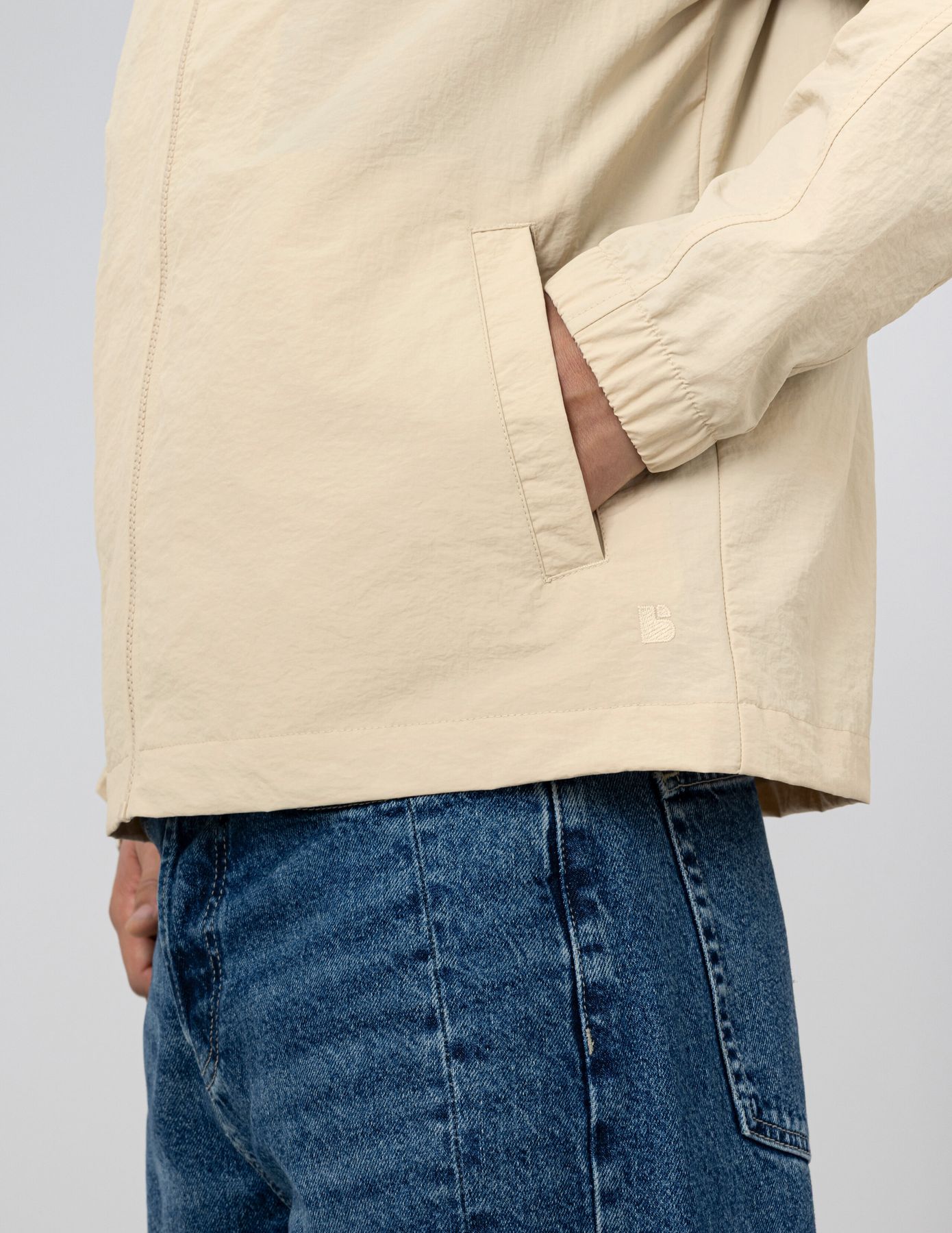 Blouson coup vent à capuche