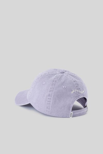 Casquette délavée et broderie
