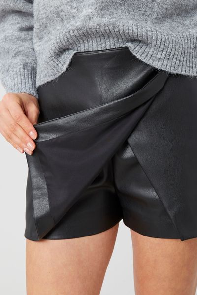 Jupe short en tissu enduit