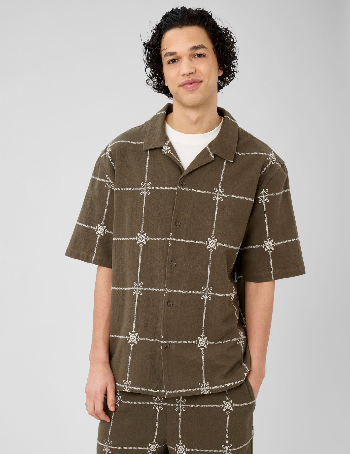 Chemise manches courtes brod&eacute;e