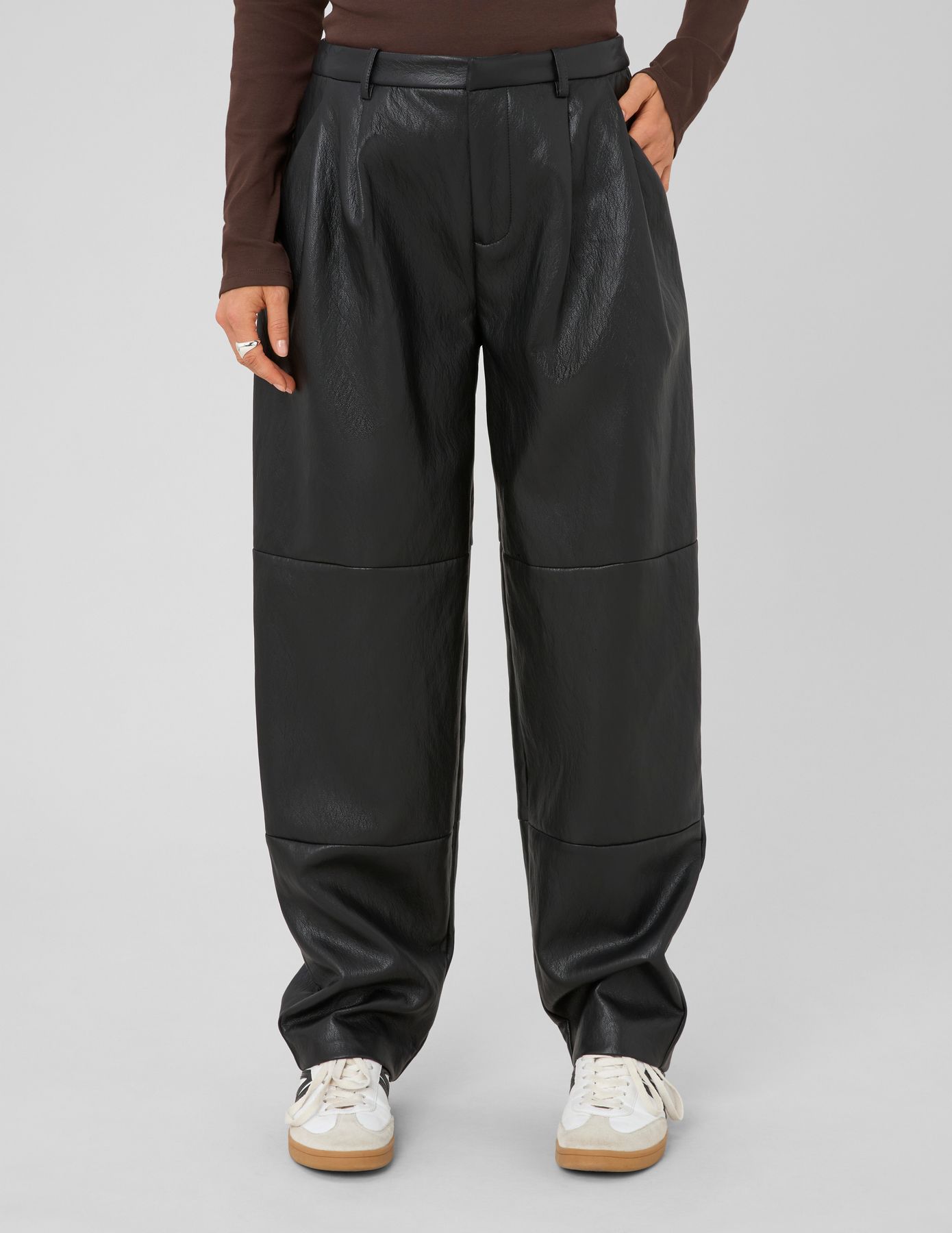 Pantalon en tissu enduit &agrave; pinces