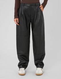 Pantalon en tissu enduit &agrave; pinces