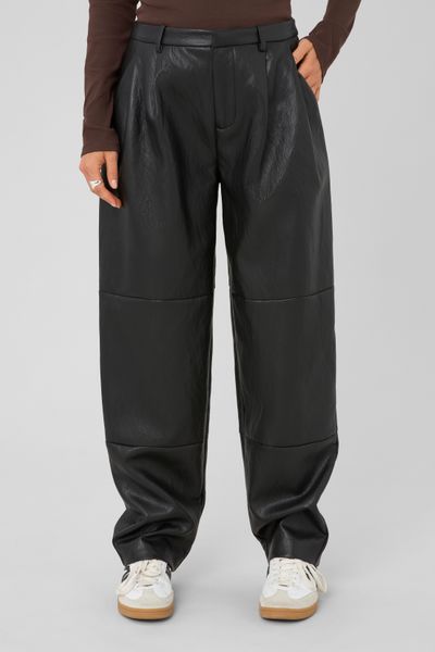 Pantalon en tissu enduit &agrave; pinces