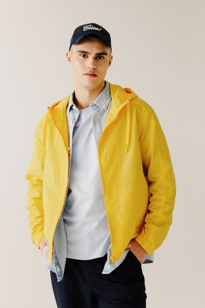 Blouson coup vent &agrave; capuche