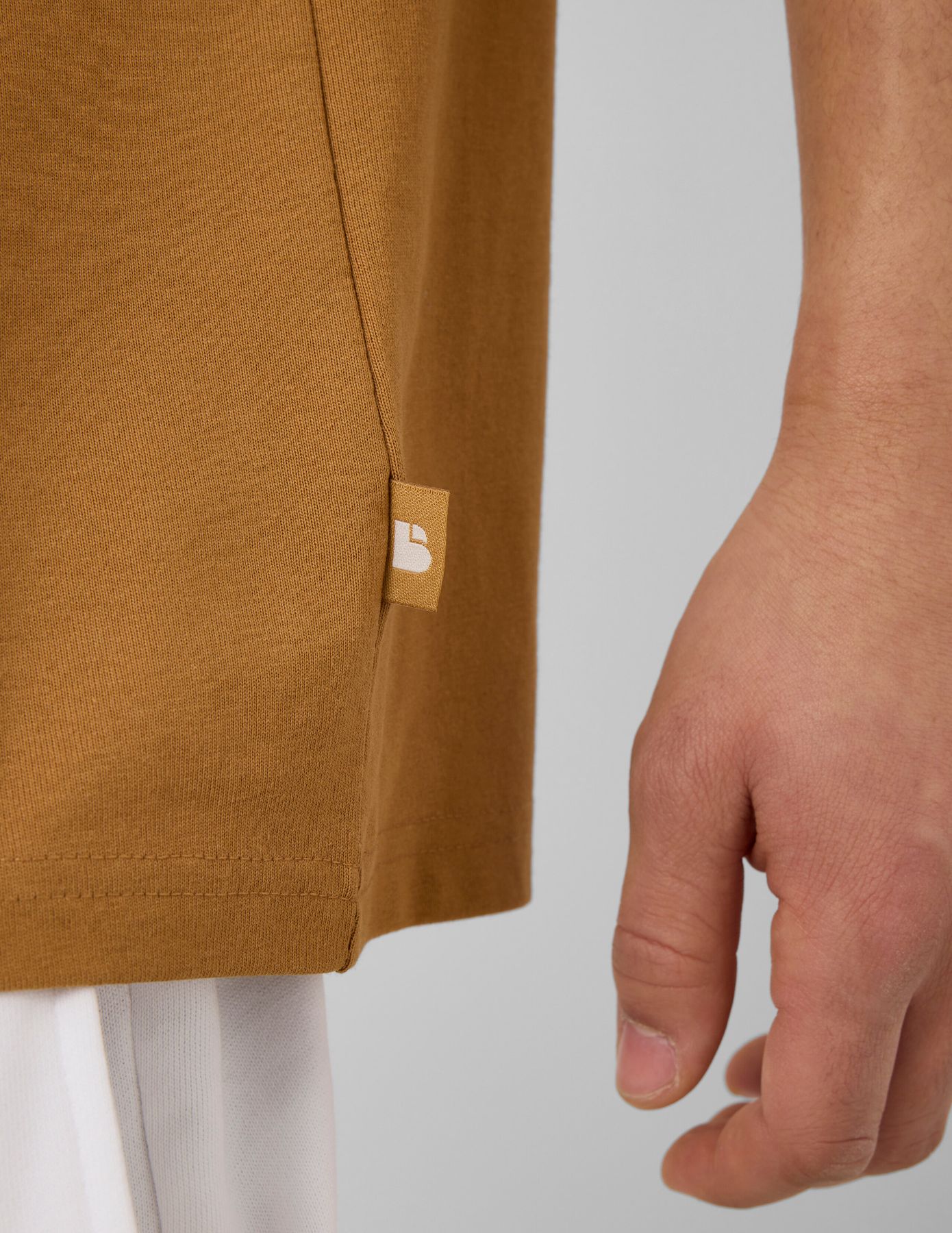 T-shirt broderie poitrine