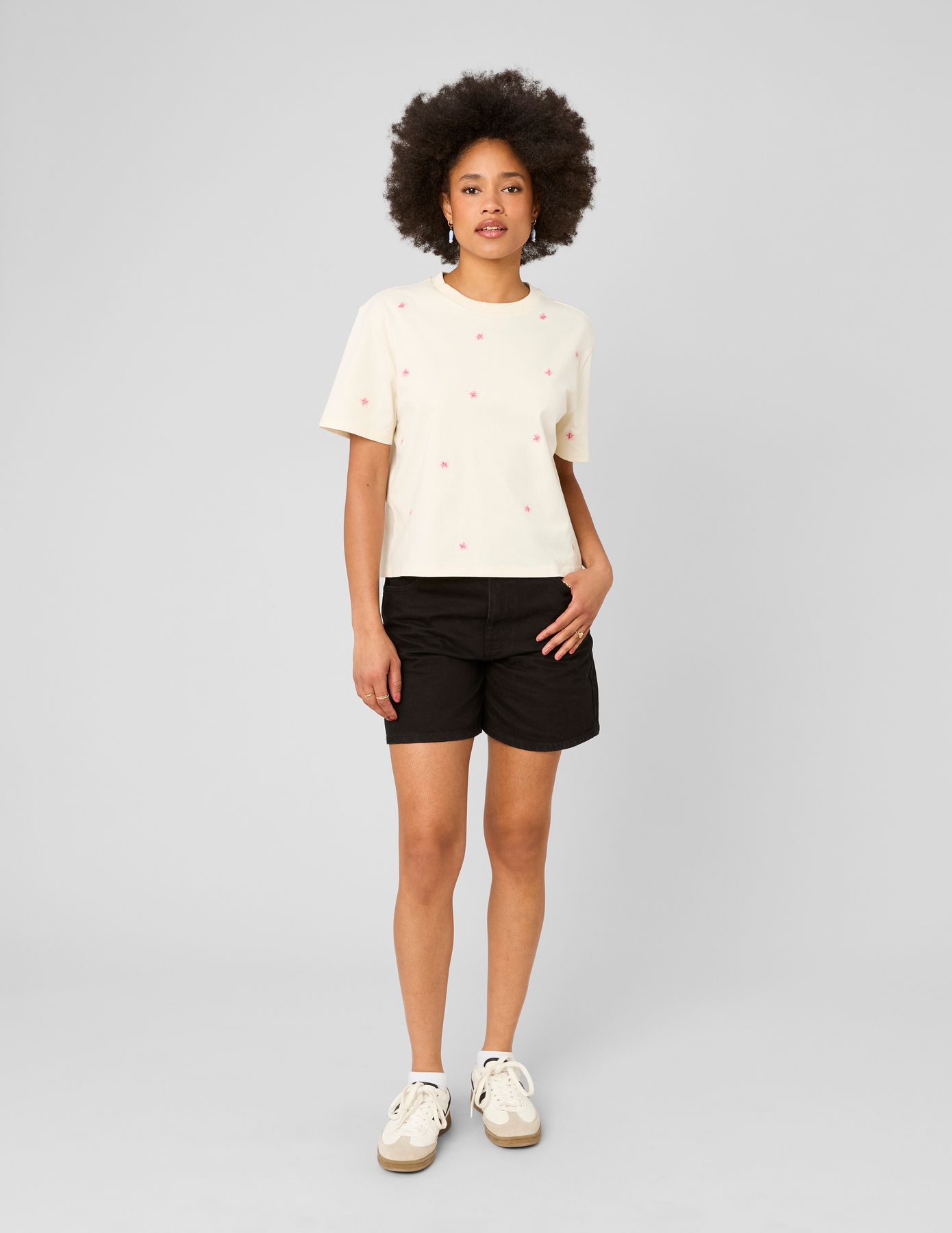 T-shirt avec broderies fleurs