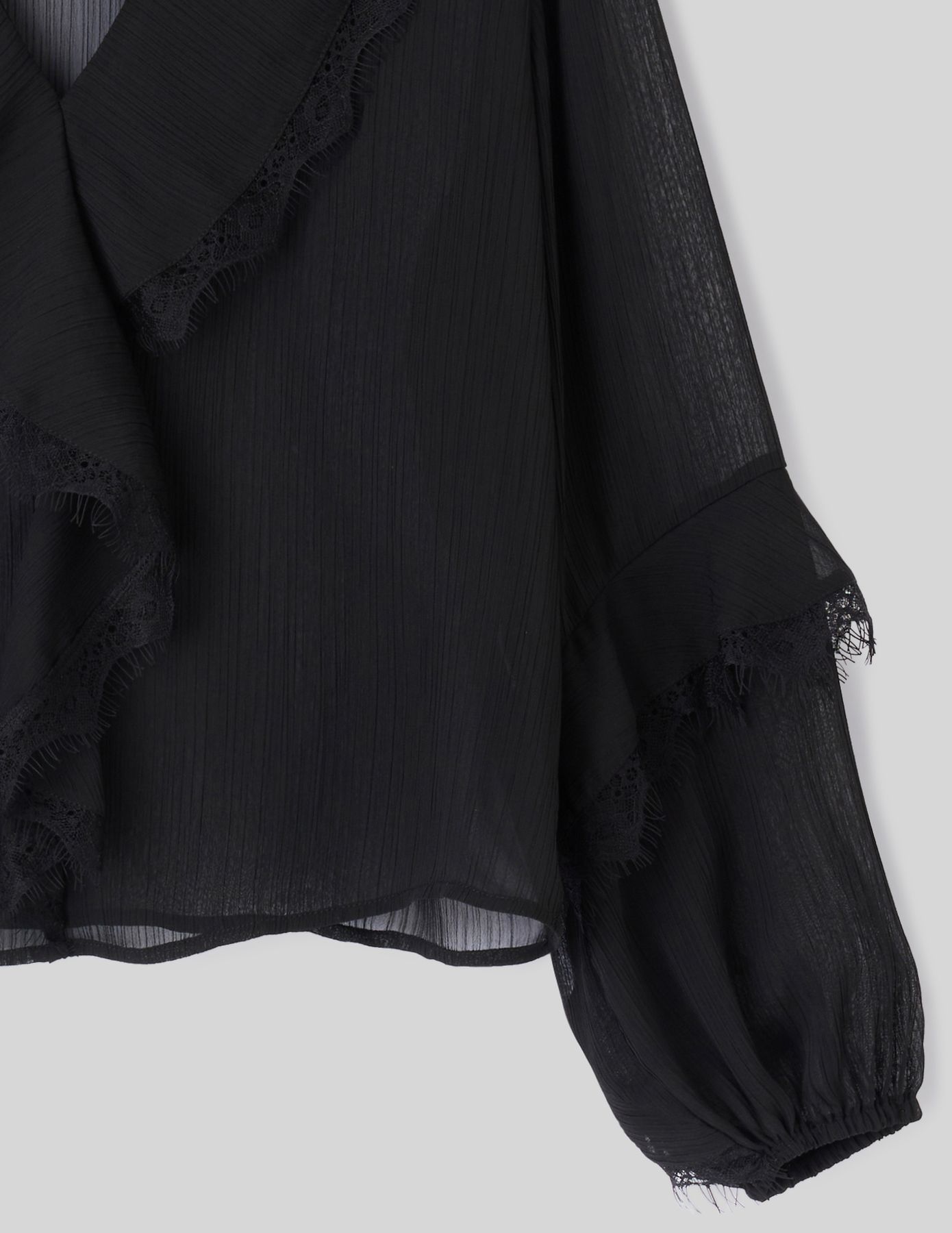 Blouse &agrave; volants et dentelle