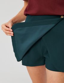 Jupe short portefeuille avec bouton doré