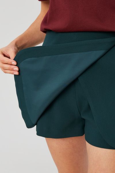 Jupe short portefeuille avec bouton doré