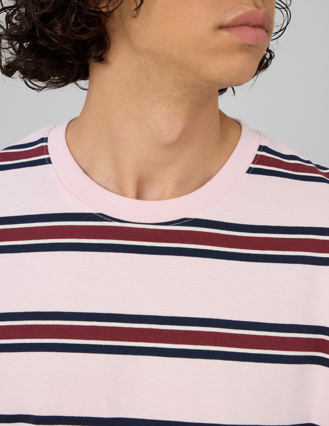 T-shirt ray&eacute;