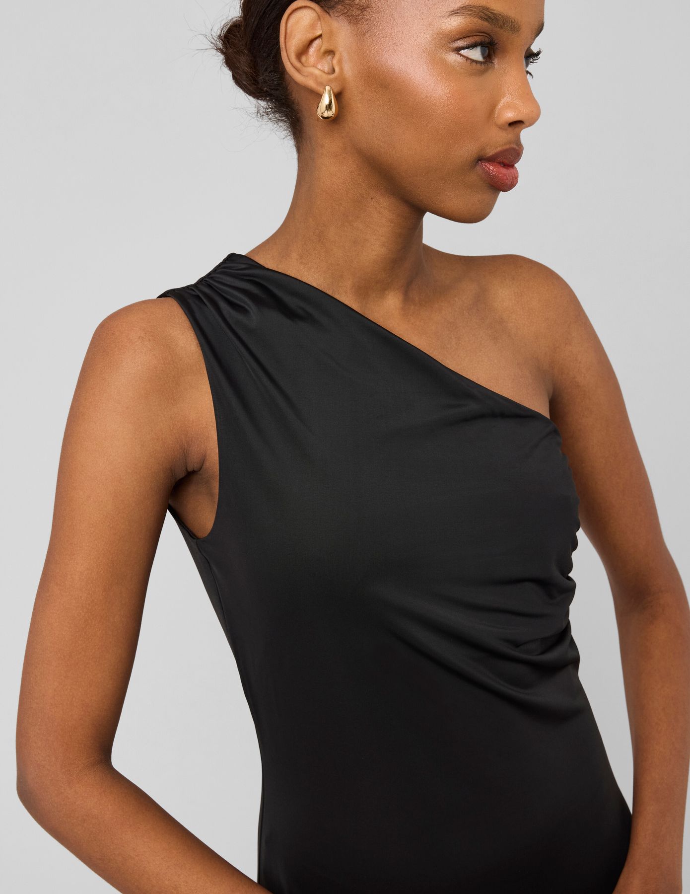 Robe longue &eacute;paule d&eacute;nud&eacute;e