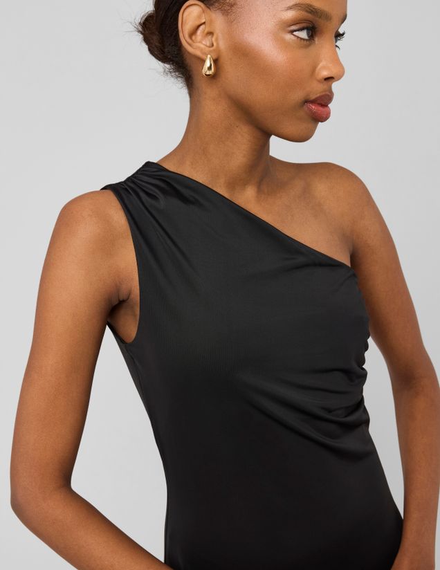 Robe longue &eacute;paule d&eacute;nud&eacute;e