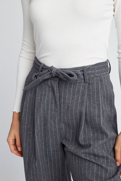 Pantalon tailleur à pinces rayé en polyester recyc
