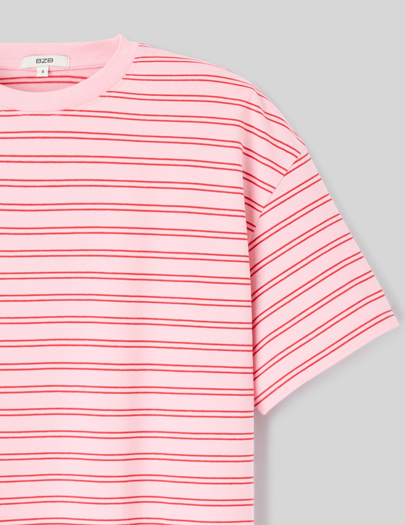 T-shirt ray&eacute; et imprim&eacute;