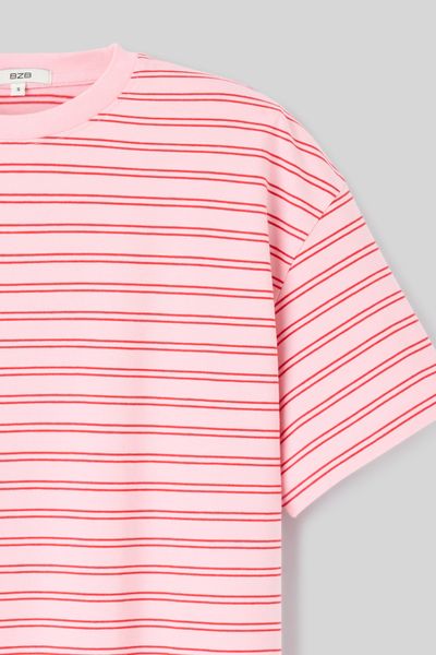 T-shirt ray&eacute; et imprim&eacute;