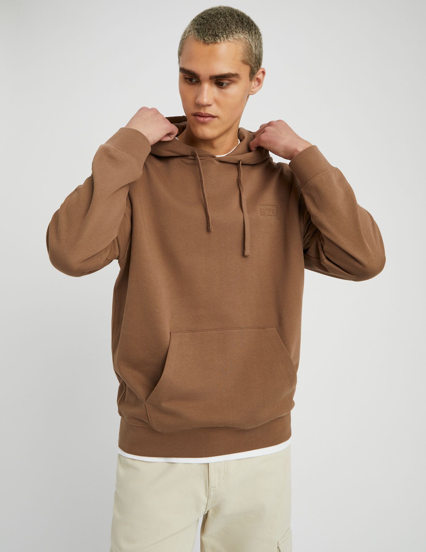 Sweat brodé à capuche