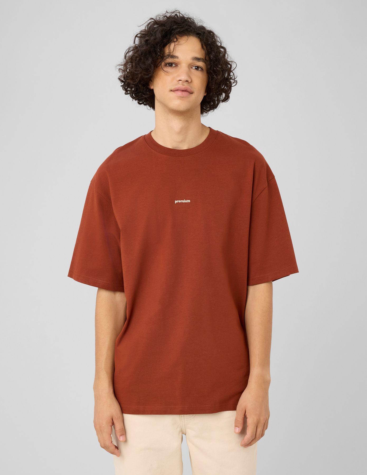 T-shirt broderie poitrine