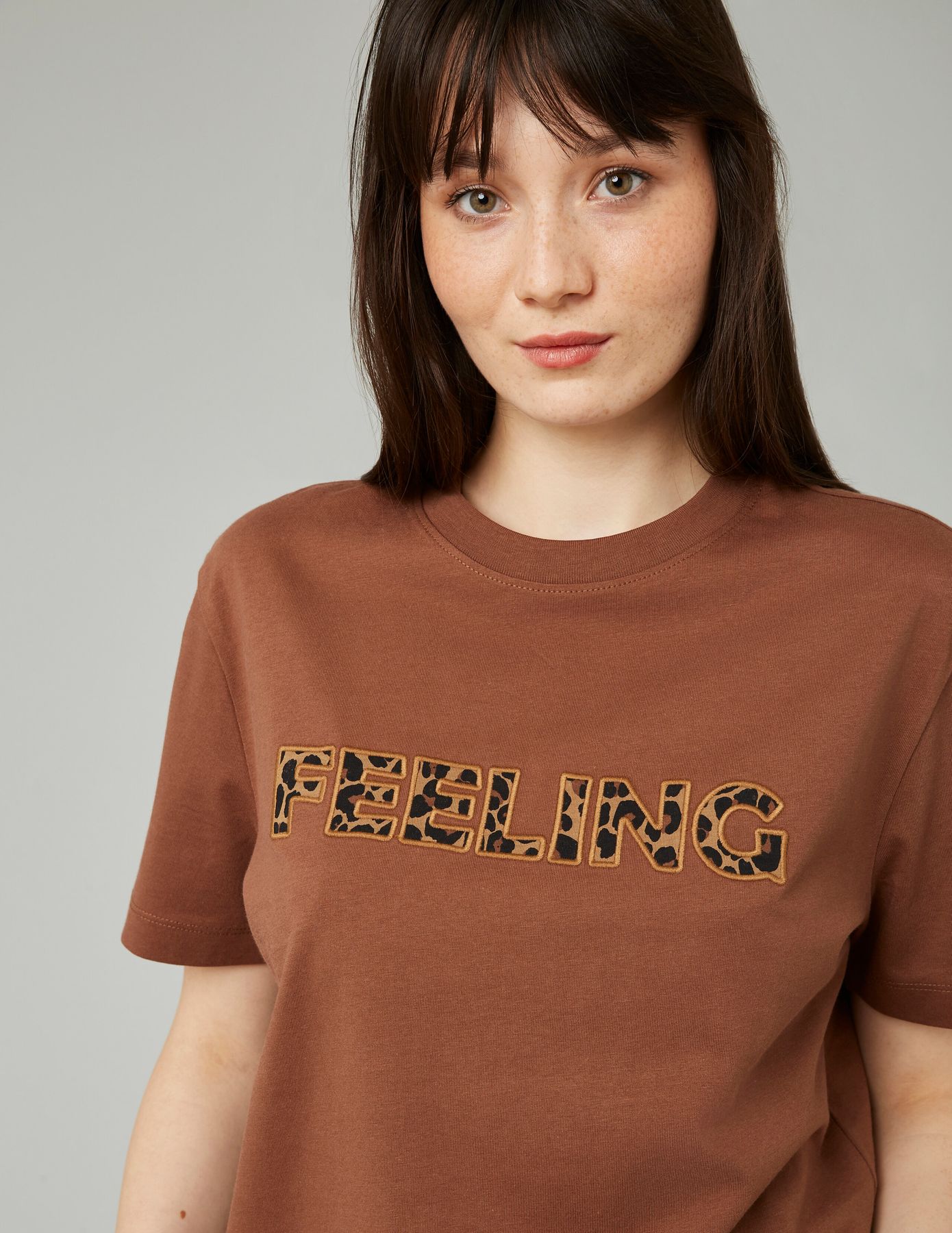 T-shirt broderie poitrine léopard