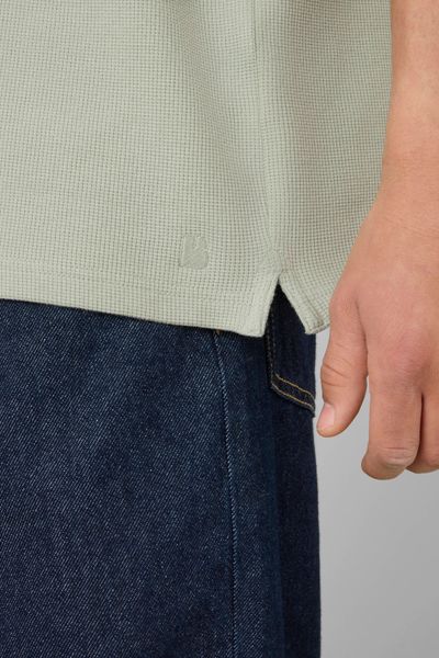 Polo mati&egrave;re gaufr&eacute;e