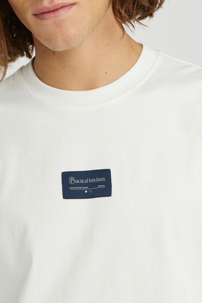 T-shirt &eacute;tiquette centr&eacute;e