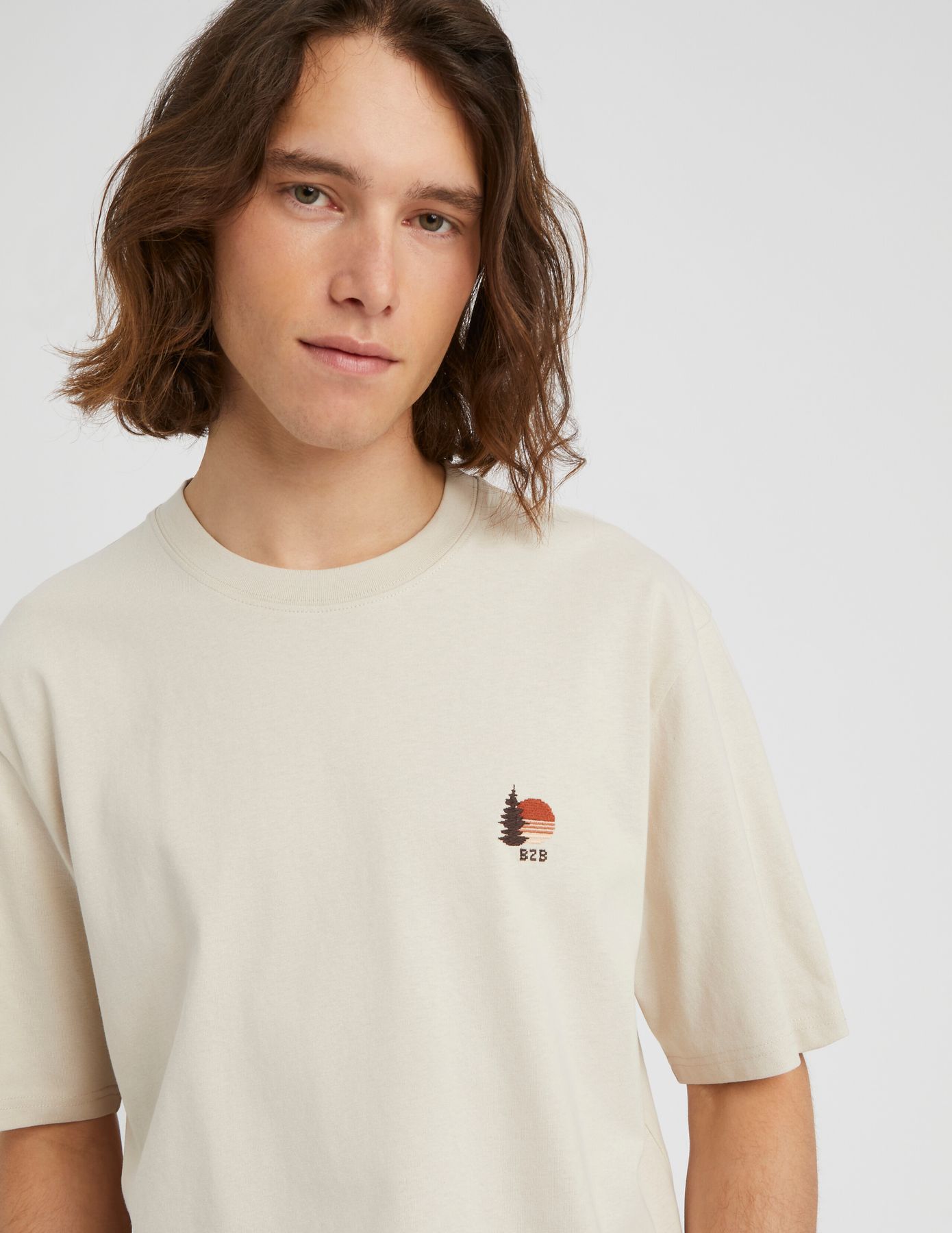 T-shirt broderie poitrine