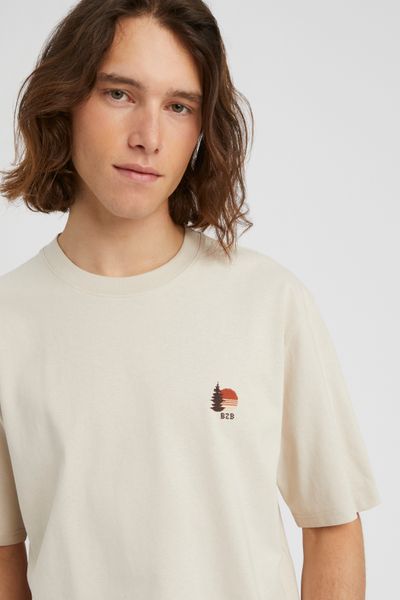 T-shirt broderie poitrine