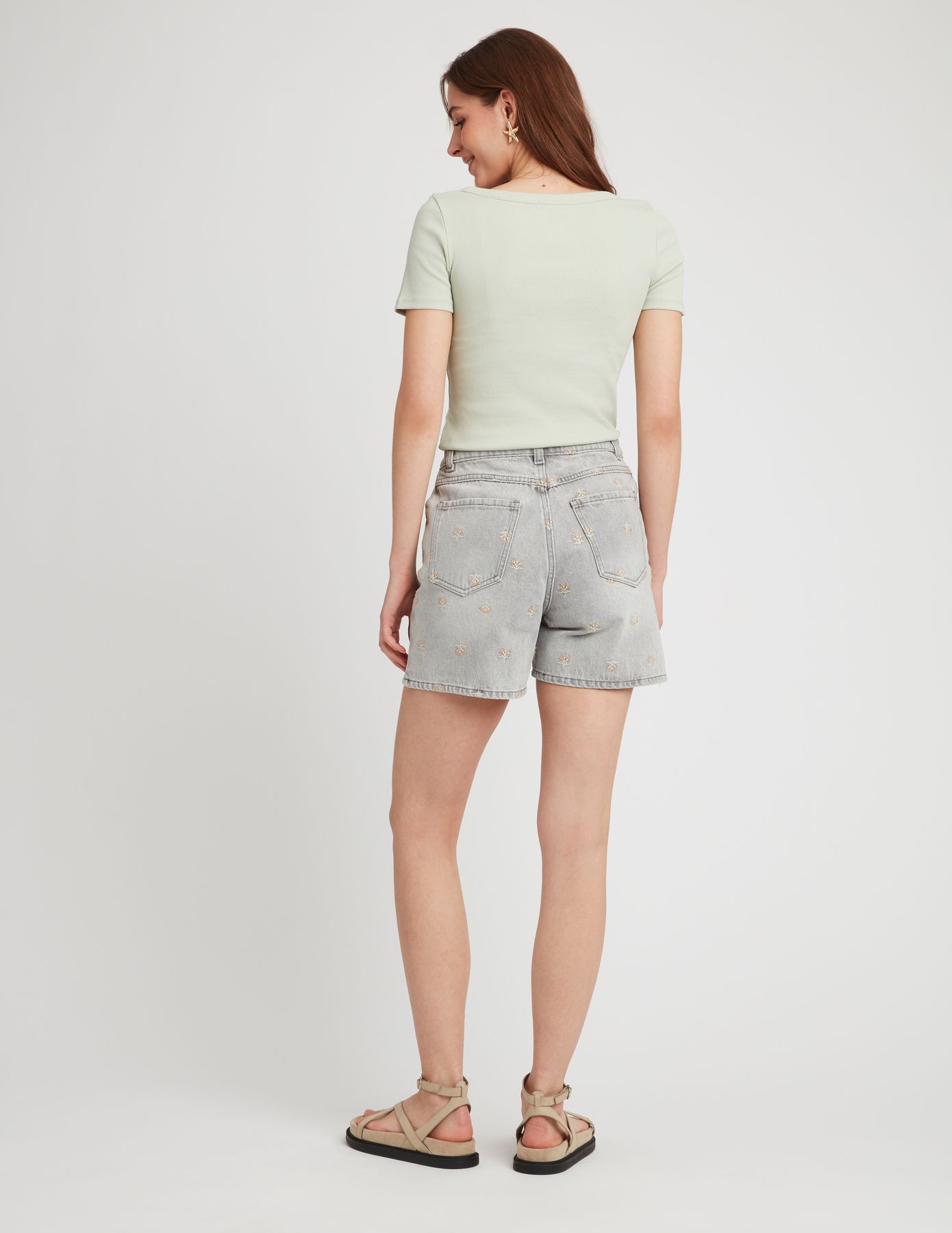 Short en jean brodé