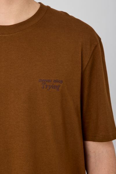 T-shirt broderie poitrine