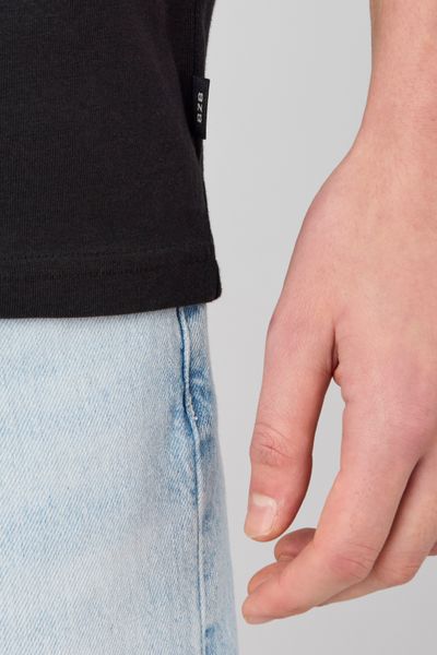 T-shirt broderie poitrine